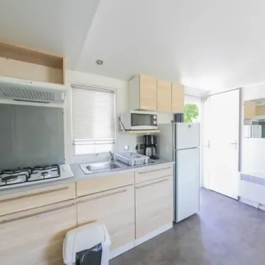 Cuisine du Mobil Home Confort+ 3 Chambres 6 Personnes - La Ferme