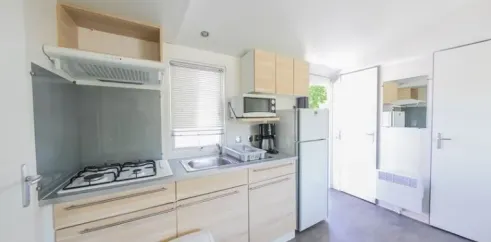 Cuisine du Mobil Home Confort+ 3 Chambres 6 Personnes - La Ferme