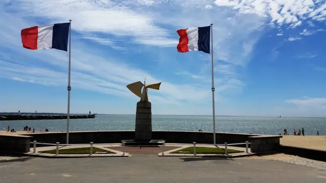 Promenade en bord de plage à Saint-Nazaire, face à Saint-Brévin-les-Pins