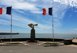 Promenade en bord de plage à Saint-Nazaire, face à Saint-Brévin-les-Pins