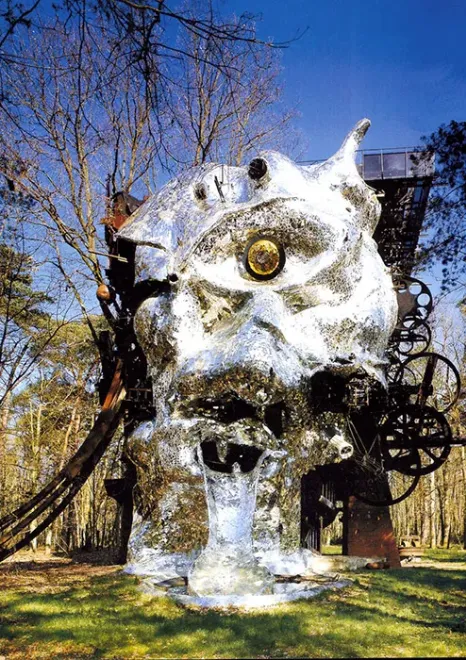 Le cyclop à Milly-la-Forêt, oeuvre de Jean Tinguely et Niki de Saint-Phalle