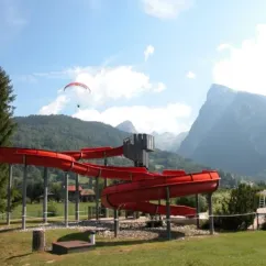 Glissez-vous sur les toboggans rouges du Camping de Samoëns, entouré de montagnes.
