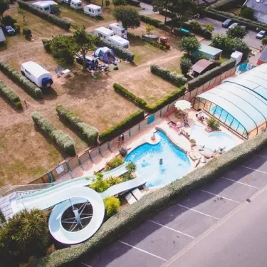 Camping Paradis - La Mer d'Iroise avec piscine et toboggan
