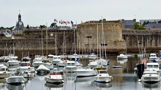 Rempart et voiliers du port de Concarneau, Finistère