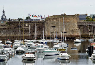 Rempart et voiliers du port de Concarneau, Finistère