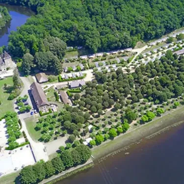 Camping Le Gibanel vue aérienne avec château et rivière