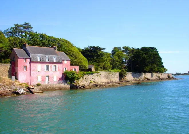 Maison rose dans le Golfe du Morbihan, Bretagne