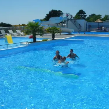Famille dans la piscine du Camping Du Domaine de L'Auzance
