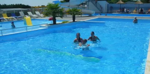Famille dans la piscine du Camping Du Domaine de L'Auzance