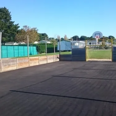 Camping Du Domaine de L'Auzance terrain de jeu avec but de basket et clôture