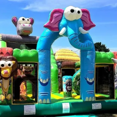 Parc d'attractions gonflable avec éléphant et animaux de la forêt au Camping Du Domaine de L'Auzance