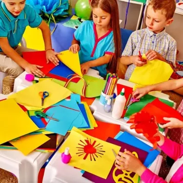 Enfants créatifs en atelier de papeterie colorée au Camping Du Domaine de L'Auzance