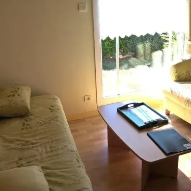 Chalet Confort 2 Chambres T - Domaine de L'Auzance, chambre avec lit et table basse