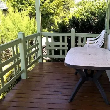 Terrasse du chalet avec table et chaises, Domaine de L'Auzance