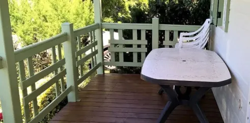Terrasse du chalet avec table et chaises, Domaine de L'Auzance