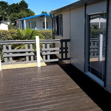 Chalet Grand Confort - Terrasse en bois avec balustrade et porte vitrée - Domaine de L'Auzance