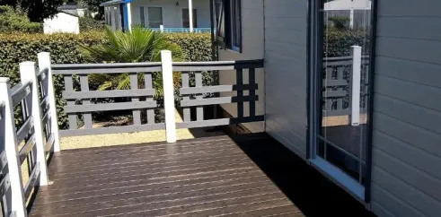 Chalet Grand Confort - Terrasse en bois avec balustrade et porte vitrée - Domaine de L'Auzance