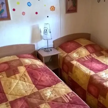 Chambre double avec lits superposés, lampe et décor mural - Chalet Grand Confort - Domaine de L'Auzance