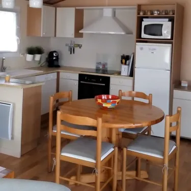 Chalet Prestige 2 Chambres TC - Domaine de L'Auzance : cuisine avec table et chaises