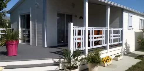 Chalet Prestige 2 Chambres TC - Domaine de L'Auzance : extérieur avec véranda et pots de fleurs