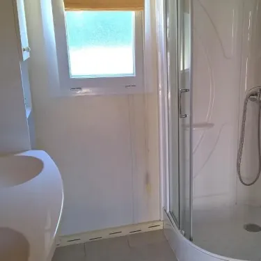 Chalet Prestige 3 Chambres T - Domaine de L'Auzance : salle de bain avec douche et lavabo