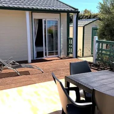 Chalet Prestige 3 Chambres T - Domaine de L'Auzance : terrasse avec table, chaises et transat