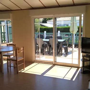 Chalet Prestige 3 Chambres T - Domaine de L'Auzance : salle à manger avec table, chaises et vue sur la terrasse