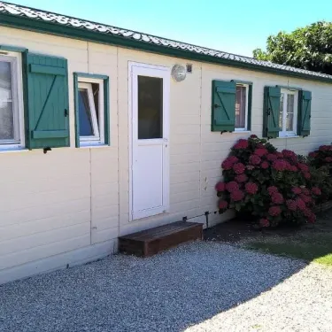 Chalet Prestige 3 Chambres T - Domaine de L'Auzance, façade avec volets verts et fleurs