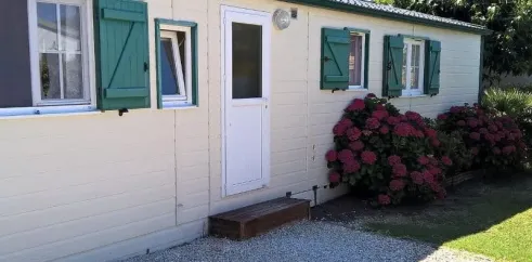 Chalet Prestige 3 Chambres T - Domaine de L'Auzance, façade avec volets verts et fleurs