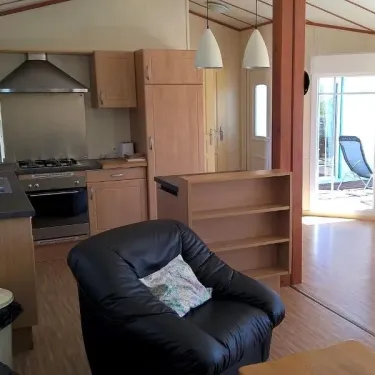 Chalet Prestige 3 Chambres T - Domaine de L'Auzance, salon avec canapé et cuisine ouverte