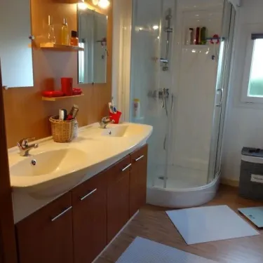 Salle de bain du chalet Prestige 3 chambres, douche et lavabo