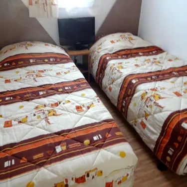Chalet Prestige 3 Chambres TC - Domaine de L'Auzance : deux lits simples avec draps à motifs