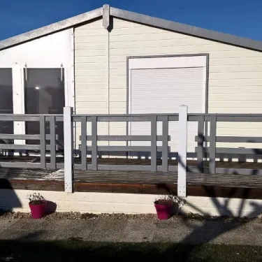 Chalet Prestige 3 Chambres TC - Domaine de L'Auzance - extérieur avec balcon et pots de fleurs
